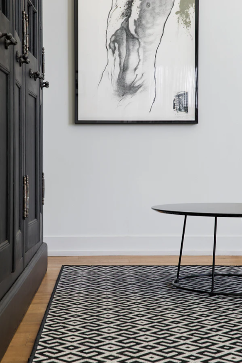 MBINGA RUG - BLACK